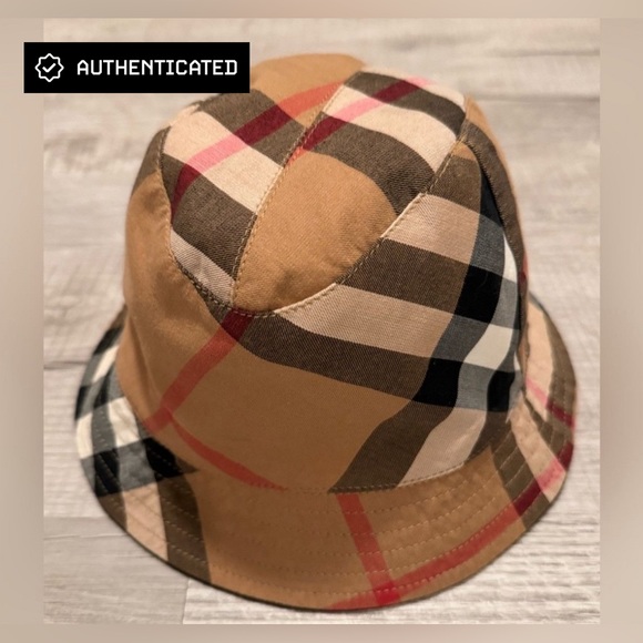 Burberry Other - AUTHENTICATED | Burberry - Novacheck Bucket Hat